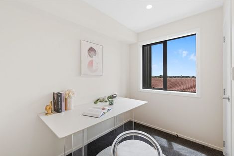 Photo of property in 2/19 Trias Road, Totara Vale, Auckland, 0629