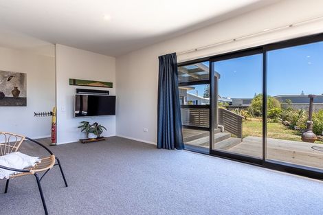 Photo of property in 35 Seagrass Place, Otaki Beach, Otaki, 5512