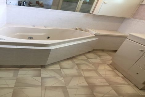 Photo of property in 17 Greenhill Crescent, Pakuranga, Auckland, 2010