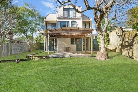 Photo of property in 3a Woodside Avenue, Northcote, Auckland, 0627