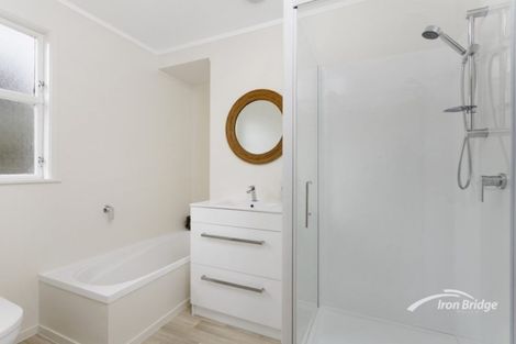 Photo of property in 61 Easton Park Parade, Glenfield, Auckland, 0629