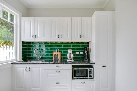 Photo of property in 2 Lucknow Road, Havelock North, 4130