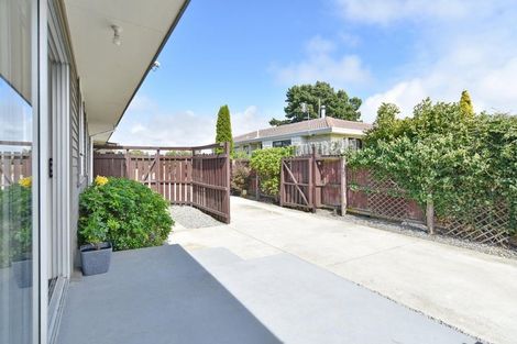 Photo of property in 2/90 Queenspark Drive, Parklands, Christchurch, 8083