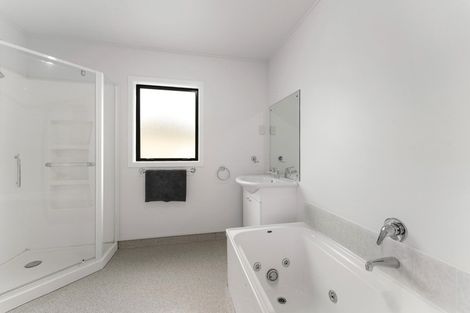 Photo of property in 8f Mckellar Court, Cromwell, 9310