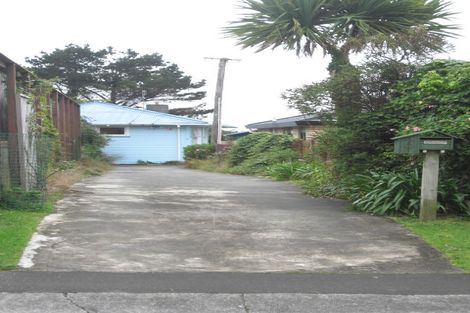 Photo of property in 6 Balmain Street, Newlands, Wellington, 6037