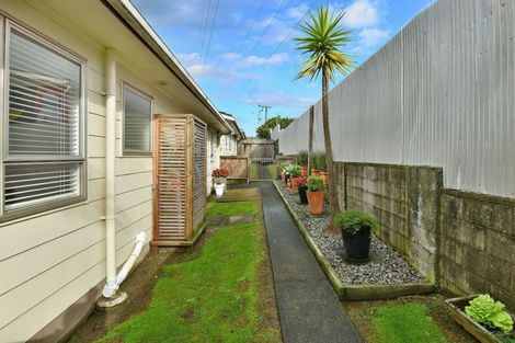 Photo of property in 3/100 Royal Road, Massey, Auckland, 0614