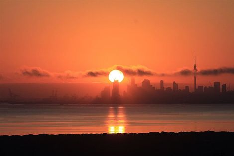 Photo of property in 215 West Harbour Drive, West Harbour, Auckland, 0618