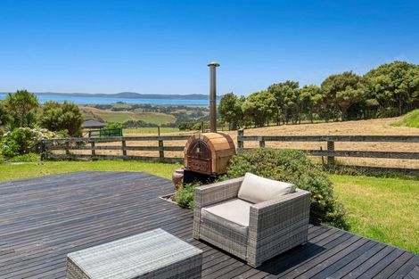 Photo of property in 154 Te Kanae Road, South Head, Helensville, 0874