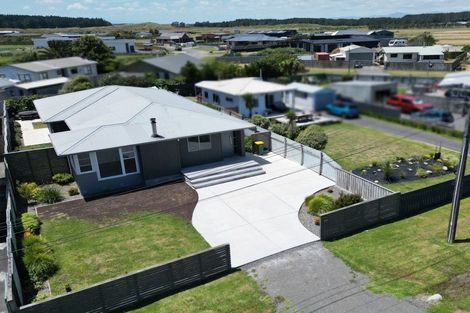 Photo of property in 12 Hart Street, Foxton Beach, Foxton, 4815