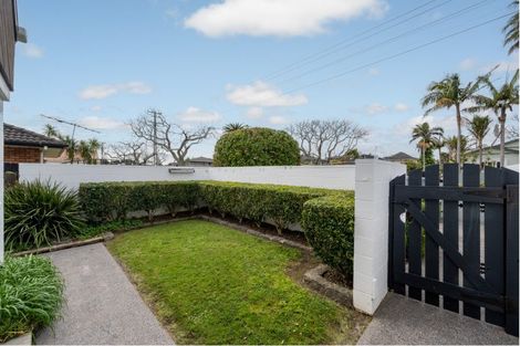 Photo of property in 3/23 Eastern Beach Road, Eastern Beach, Auckland, 2012