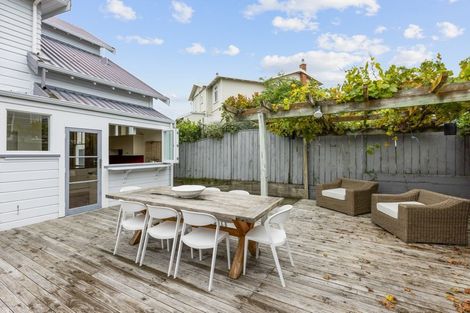 Photo of property in 18 Cobden Road, Bluff Hill, Napier, 4110