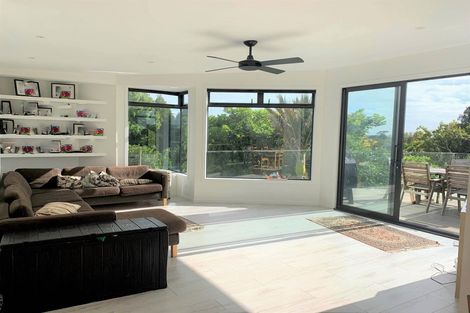 Photo of property in 6b Calder Place, Wai O Taiki Bay, Auckland, 1072