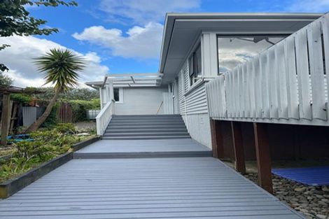 Photo of property in 2 Springside Place, New Lynn, Auckland, 0600