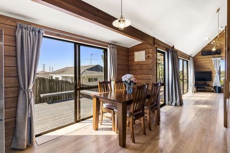 Photo of property in 2/24 Thalia Place, Totara Vale, Auckland, 0629