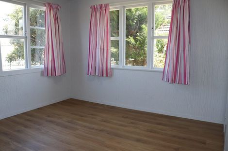 Photo of property in 10 Ingleby Place, Kelston, Auckland, 0602