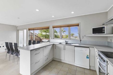 Photo of property in 92 Sunset Road, Unsworth Heights, Auckland, 0632