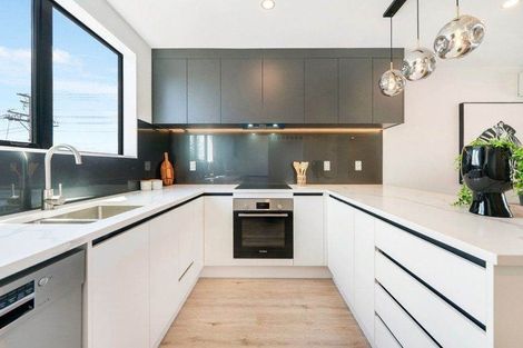 Photo of property in 2/18 Sylvan Crescent, Te Atatu South, Auckland, 0610