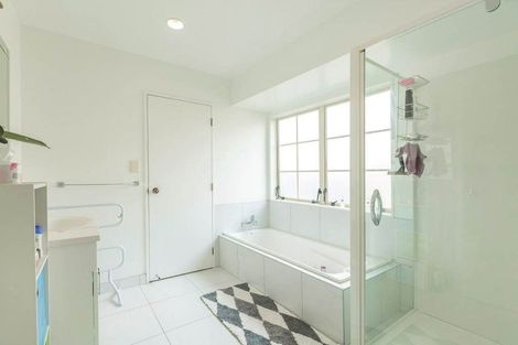 Photo of property in 2/182 Mokoia Road, Chatswood, Auckland, 0626