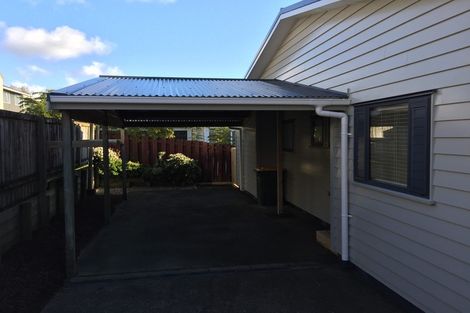 Photo of property in 2/48 Sunset Road, Unsworth Heights, Auckland, 0632