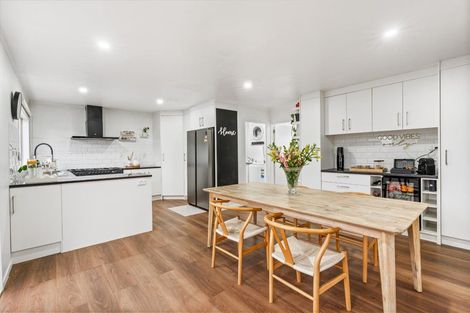 Photo of property in 70 Harmel Road, Glendene, Auckland, 0602