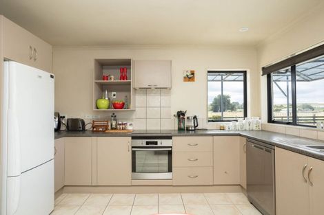 Photo of property in 28 Cowper Side Road, Dannevirke, 4976