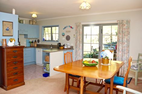 Photo of property in 31 Matauwhi Road, Russell, 0202