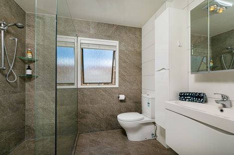 Photo of property in 2/27 Milford Road, Milford, Auckland, 0620