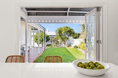 Photo of property in 27 Napier Terrace, Hospital Hill, Napier, 4110