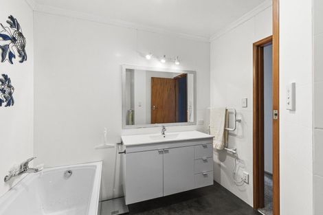 Photo of property in 95 Manu Crescent, Upper Vogeltown, New Plymouth, 4310