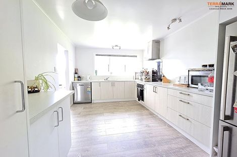 Photo of property in 21 Totara Park Road, Clouston Park, Upper Hutt, 5018