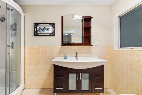 Photo of property in 560 Scenic Drive, Waiatarua, Auckland, 0612