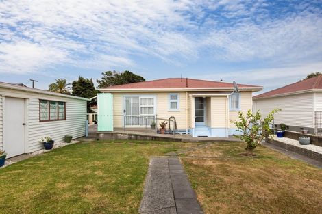 Photo of property in 84 Broadway, Waitara, 4320