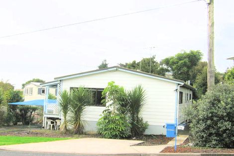 Photo of property in 1 Maori Hut Road, Red Beach, 0932