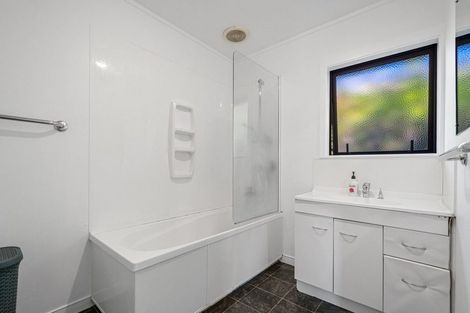 Photo of property in 21 Hepburn Road, Glendene, Auckland, 0602