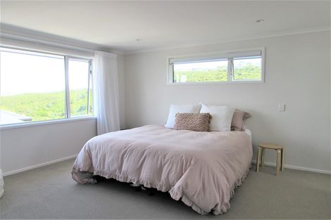 Photo of property in 10 Cromwell Point, Newlands, Wellington, 6037