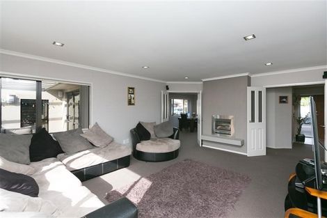 Photo of property in 21 Montrose Place, Highlands Park, New Plymouth, 4312