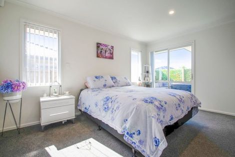 Photo of property in 5 Dumas Place, Rosehill, Papakura, 2113