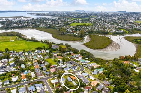 Photo of property in 13 Beaubank Road, Kelston, Auckland, 0602