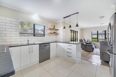 Photo of property in 2 Kirikiri Drive, Papakura, 2110