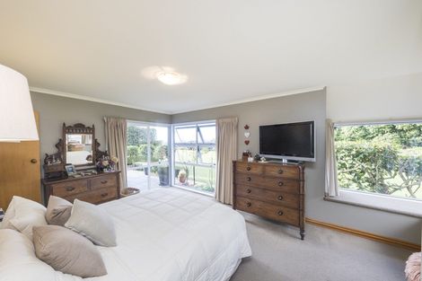 Photo of property in 38 Titirangi Drive, Fitzherbert, Palmerston North, 4471