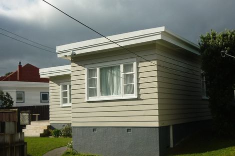 Photo of property in 2 Franklyn Road, Tawa, Wellington, 5028