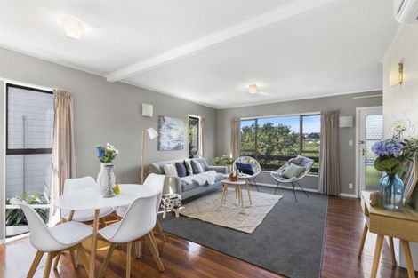 Photo of property in 6a Stella Grove, Newlands, Wellington, 6037