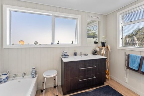 Photo of property in 28 Kakariki Grove, Waikanae, 5036