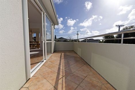 Photo of property in 2/89 Aberdeen Road, Castor Bay, Auckland, 0620