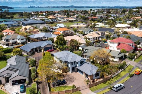 Photo of property in 11 Rosetti Rise, West Harbour, Auckland, 0618