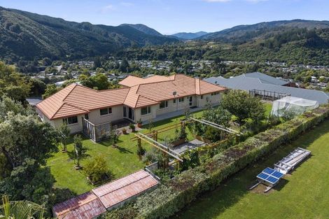 Photo of property in 85 Emerald Hill Drive, Birchville, Upper Hutt, 5018