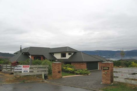 Photo of property in 8a Grace Nicholls Grove, Riverstone Terraces, Upper Hutt, 5018