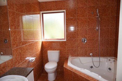 Photo of property in 2/72 Heathcote Road, Castor Bay, Auckland, 0620