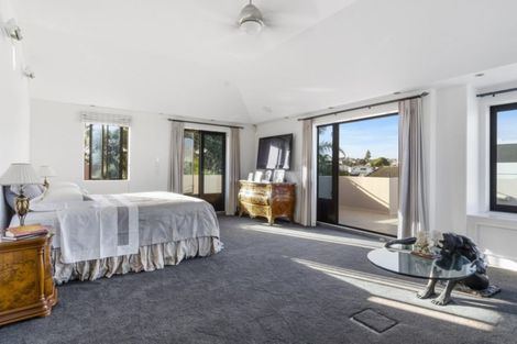 Photo of property in 1/60 Milford Road, Milford, Auckland, 0620