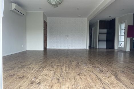 Photo of property in 21 Dundale Avenue, Blockhouse Bay, Auckland, 0600